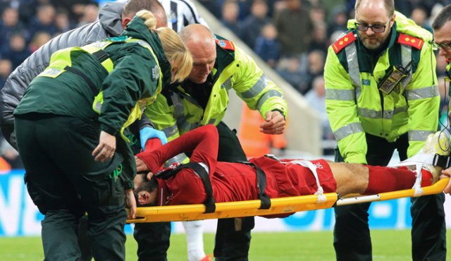 Salah fue retirado en camilla en el minuto 73. AFP