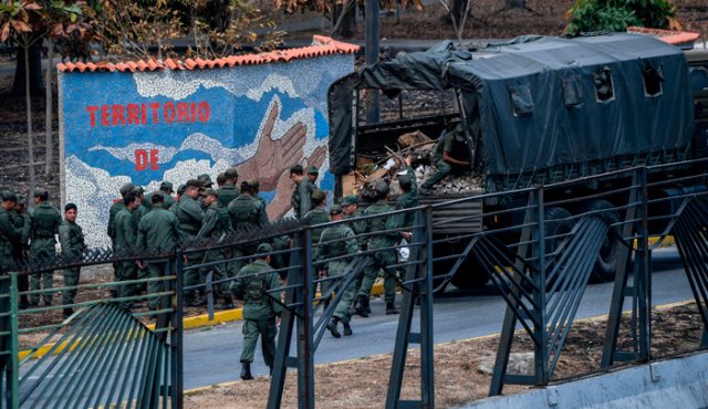 Tras una fallida insurrección liderada por Guaidó el martes, el mandatario socialista reiteró su pedido de "lealtad", al tiempo que exigió a los militares tener "ojo pelado (abierto) con los vendepatria, traidores y quinta columna". AFP