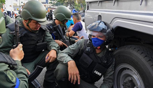 El martes pasado Juan Guaidó encabezó un alzamiento militar junto a unas decenas de militares en Caracas. Archivo