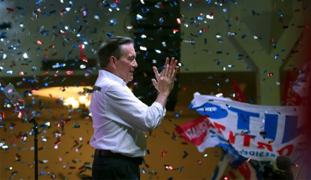 Laurentino Cortizo celebra su elección como presidente de Panamá. AFP