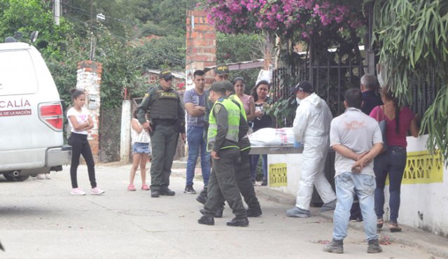 Los investigadores judiciales no le hallaron heridas abiertas a la mujer. El equipo forense del Instituto de Medicina Legal establecerá las causas de la muerte.
Cristian Herrera / La Opinión