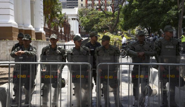 "Todos somos testigos de la lucha venezolana, la lucha entre un líder legítimo y uno criminal e ilegítimo", dijo Faller en alusión a Juan Guaidó, el líder opositor reconocido como presidente interino por medio centenar de países y Maduro. AFP