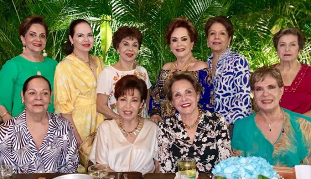 Nassire Saffi, Silvia Faillace, Elsa de González, Magaly de Canal, Eleonora Barrera y Marta de Benedetti. Sentadas: Sarita de Barajas, Betty de Lamk, Martha Barrera y Luz Stella de Carrasco.
Cortesía