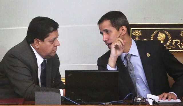 Edgar Zambrano es vicepresidente de la Asamblea Nacional de Venezuela (a la izquierda) y considerado como uno de los hombres de confianza del jefe parlamentario Juan Guaidó. AFP