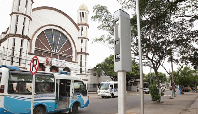 En la avenida primera se instalaron dos cámaras, una con calle 25 y la segunda con calle 24. En ambas zonas el mal parqueo, sobre todo de los buseteros, es un problema crítico. César Obando