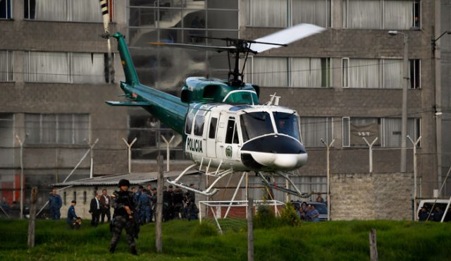En un helicóptero de la policía fue trasladado desde la cárcel La Picota hasta el búnker de la Fiscalía, Jesús Santrich, donde quedó detenido mientras se adelanta el procedimiento de legalización de la recaptura.
Colprensa