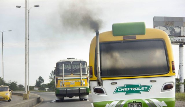 La emisión de gases contaminantes que se desprende del parque automotor de buses y busetas del servicio público urbano preocupa a las autoridades ambientales. Alfredo Estévez / La Opinión