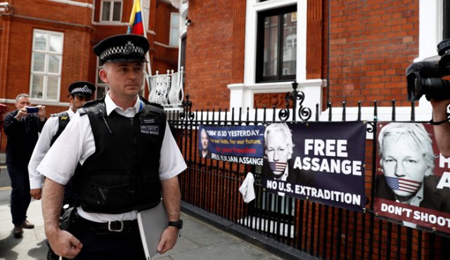 Oficiales de la policía británica, de servicio frente a la Embajada de Ecuador en Londres. El fundador de WikiLeaks, Julian Assange, fue arrestado el mes pasado en este lugar, en donde había estado asilado desde 2012. AFP