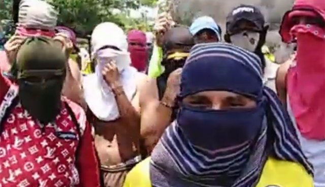 “Nos están obligando a meternos en los grupos ilegales”, dijeron los manifestantes. Captura de video