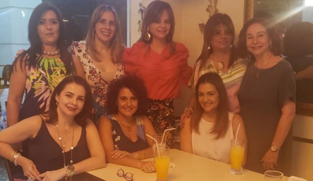 Jimena Ramírez, María Isabel Arguijo, Natalia Haddad, Dora Haddad y Silvia Abrajim. Sentadas: Claudia Cuberos, Emira Figueroa y María Juliana Leiva. Cortesía