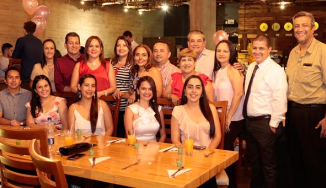Maritza Soledad, Víctor Hernández, Sandra Giraldo, Claudia Benavides, Paola de Pablos, Doiler Sanjuan, Margarita Valencia, Tomás Moreno, Nancy Infante, Armando Quintero y Fernando Leal. Sentados: David García, Jenifer Maldonado, Jenifer Galvis, Sandra Bautista y Andrea Morantes. Cortesía