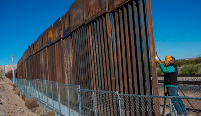 El fallo congela la transferencia de 1.000 millones de dólares del presupuesto del Pentágono para pagar la barrera en la frontera y limita la creación de partes del muro, pero no detiene su construcción. Internet