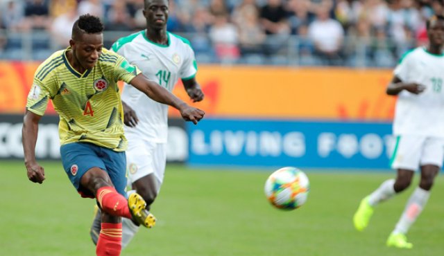 El futbolista colombiano Anderson Arroyo patea el balón este domingo durante un partido por el Grupo A del Mundial de Fútbol Sub'20, en la Arena Lublin de Lublin (Polonia) EFE