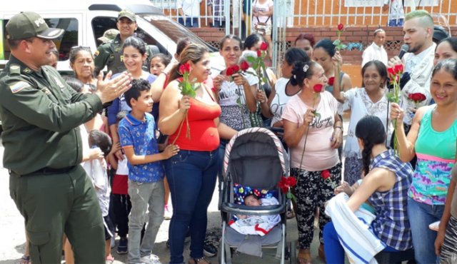 El coronel José Luis Palomino encabezó las actividades para agasajar a las madres en su día. Policía Nacional