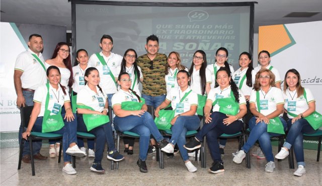 Ramiro Gómez, Zulay Díaz, Liliana Santana, Camilo Nieto, Luz Moreno, Jorge Baena, Maribel Martínez, Katherine Delgado, Marly Torres, Tatiana Jaimes y Joanna Prato. Sentadas: Yohanna Tenorio, Francy Cristancho, Claudia Prieto, Maryori Vera, Mónica Delgado, Amira Martínez Escalante y Adriana Mora Prieto. Cortesía