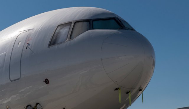 El avión tuvo que realizar un aterrizaje de emergencia durante la madrugada del viernes en el aeropuerto de Hermosillo, capital del estado de Sonora, en el noroeste del país, después de que el pasajero presentara problemas de salud. AFP