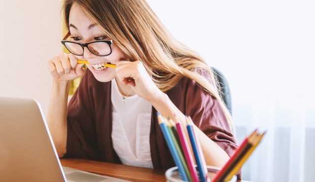 Las características del 'burn-out' " y que se caracteriza por tres elementos: "una sensación de agotamiento", "cinismo o sentimientos negativos relacionados con su trabajo" y una "eficacia profesional reducida".
Internet