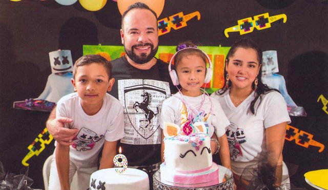 Gabriel Alejandro y Gabriela Valentina Lobo Sanabria, junto a Gabriel Lobo y su esposa Valentina Sanabria. Cortesía