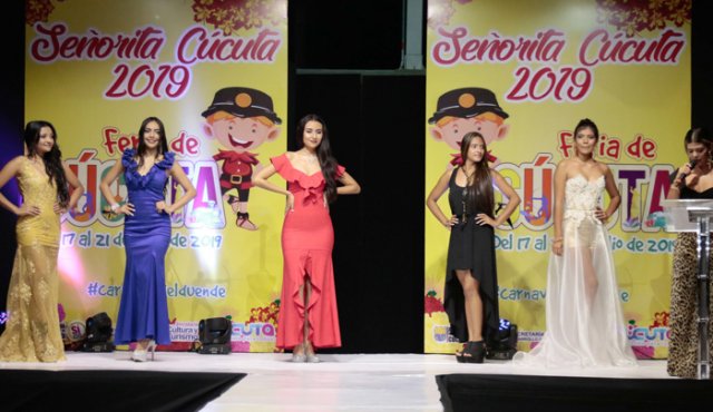Ana Karina Escalante Álvarez, Karla Estefanía Parada Rivera, Vanessa Mendoza, Angie Zambrano y Alejandra Rivera, quien representará a la Comuna 6 en el concurso Señorita Cúcuta y la presentadora Vanessa Ruiz. Mario Franco