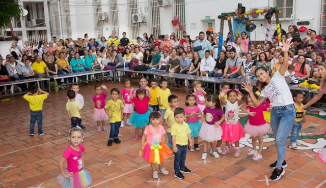 Los pequeños festejaron a las reinas de la casa. Alfredo Estévez