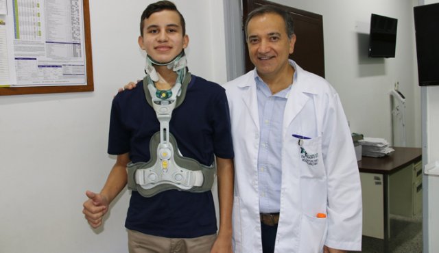 Luis Miguel Serrano aparece aquí con el neurocirujano del Huem Víctor Enrique Antolinez. Alfredo Estévez y cortesía