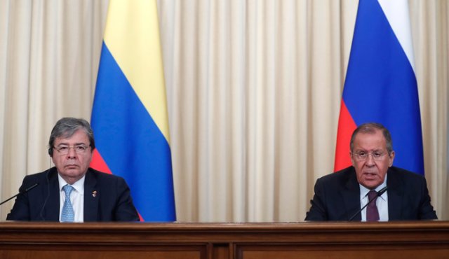 Ministro de Relaciones Exteriores de Colombia, Carlos Holmes Trujillo, y su colega ruso, Serguéi Lavrov. EFE