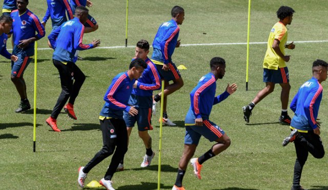 Los jugadores de Colombia hacen ejercicios durante una sesión de entrenamiento de la selección nacional en Bogotá el 2 de junio de 2019 antes del torneo de fútbol de la Copa América. AFP
