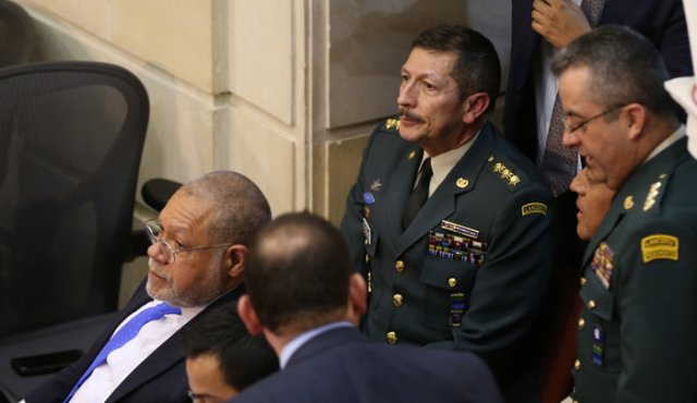 No hubo reparos con respecto a los demás oficiales, pero el debate se abrió al poner en discusión el correspondiente al comandante del Ejército. Colprensa
