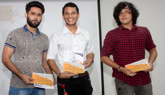 Brayan Alexis Martínez Villalba (segundo lugar), Innias Miguel Cadena González (primer lugar) y Jesús David Parra (tercer lugar). Alfredo Estévez/La Opinión