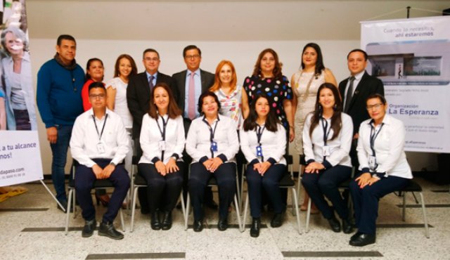 Hugo Angarita, Dora Inés Becerra, Ligia Chinchilla, Juan Fernando Riascos, Diego Fernando Montes, Carolina Cuadros, Maribel Cuadros, Yelitza Hernández y Felipe Matamoros. Sentados: Jonathan Contreras, Berenice Arango, Rosmary Fernández, Magda Castillo, Mónica Sánchez y Emilse Quiroga. Cortesía