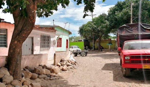 En esta casa ubicada en el barrio la playa de La Parada, ocurrió el homicidio, a las 4:50 de la tarde del sábado. La víctima tenía tatuado en el pecho el número 666. Por ahora, avanzan las investigaciones. La Opinión