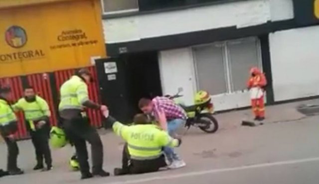 El coronel Henry Yesid Bello, comandante (e) Policía Metropolitana de Tunja, aseguró a medios de comunicación que los uniformados serán sometidos a una investigación penal y disciplinaria. Captura de video