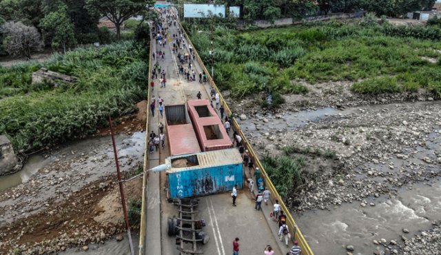 Del lado venezolano del puente internacional Simón Bolívar, los contenedores fueron movidos para habilitar dos canales, uno hacia San Antonio y otro con rumbo a Villa del Rosario, para el cruce de los peatones. AFP