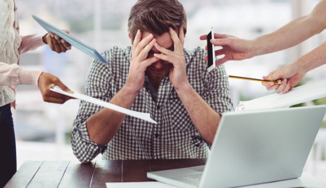 Se consideran factores de riesgo psicosocial a las condiciones de trabajo que afectan a la salud de las personas a través de mecanismos psicológicos y fisiológicos. Freepik.es