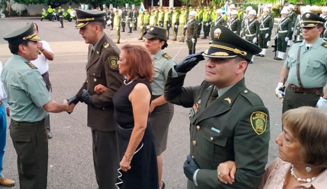 El general Ramiro Castrillón, comandante de la región 5 de Policía impuso las insignias a los nuevos oficiales. Cortesía