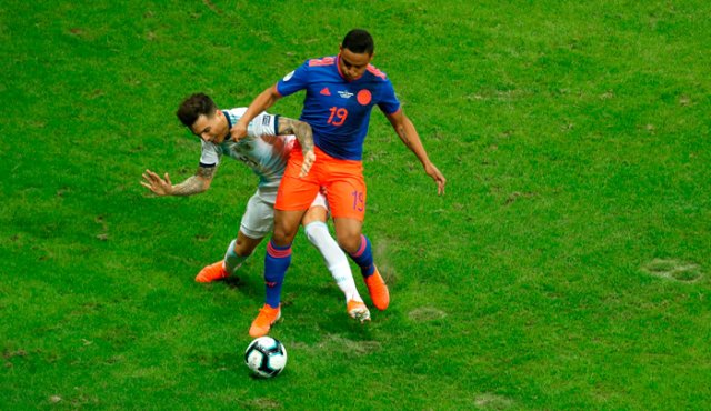Muriel, según informa este domingo el Sevilla en un comunicado, recibió una entrada de Leandro Paredes al poco de comenzar el encuentro de Colombia frente a Argentina. EFE y AFP
