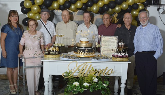 Solangel Mora, Luz Abigail Mora, Juvenal Mora, Alberto Mora, Hugo Mora, Franco Mora, Rafael Mora y Nelson Mora. Especial para La Opinión