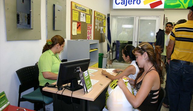 El proyecto de ley buscaba la eliminación de costos bancarios por actividades como consultar el saldo en cajeros, hacer retiros, transferencias por internet, pagos a terceros y las cuotas de manejo. Archivo / La Opinión