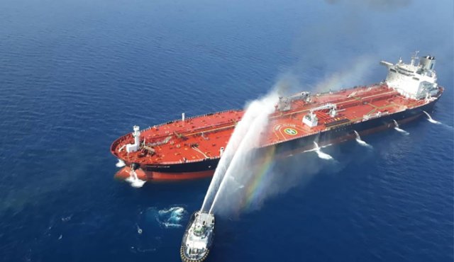 Esta imagen obtenida por AFP de la agencia de noticias iraní Tasnim el 13 de junio de 2019 muestra un barco de la armada iraní que intenta controlar los disparos del petrolero del Frente Altair. AFP