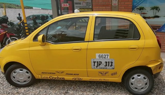 Taxi de placas TJP-313. Cortesía