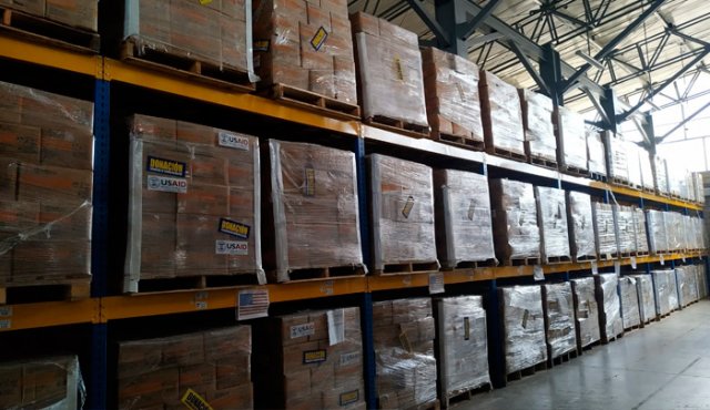 139 toneladas de alimentos e insumos médicos siguen en la bodega. La Opinión