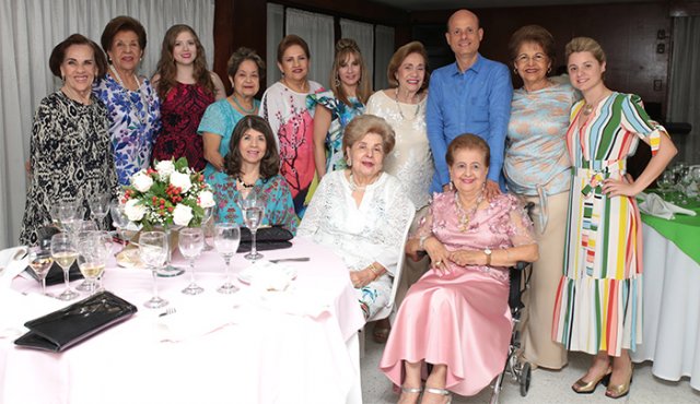 María Teresa de Martínez, Fanny de Mansilla, Oriana Faillace, Beatriz Serrano, Amparo Delgado, Claudia Noguera, Betsy de Cuadros, Carlos Ramírez, Gladys de Unda y Valentina Ramírez. Sentadas: Luz Marina Faillace, Teresa de Rodríguez y la cumpleañera Mariela Gómez de Ramírez. César Obando / La Opinión