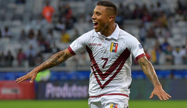 Darwin Machis, de Venezuela, celebra su segundo gol contra Bolivia durante su partido de torneo de fútbol de la Copa América. AFP