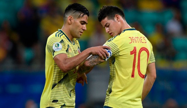 Radamel Falcao García (izquierda) entrega la insignia de capitán a James Rodríguez, durante el partido ante Paraguay. AFP