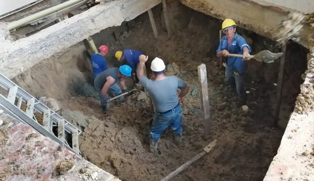 Gestión del Riesgo de Ocaña adelanta una inspección técnica para determinar el riesgo que hay en la sede educativa, por tanto paredes y techos registran grietas. Cortesía
