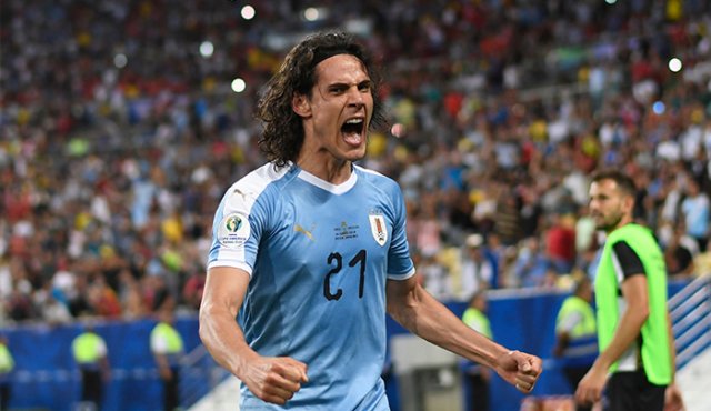 Edinson Cavani, de Uruguay, celebra después de marcar contra Chile durante su partido por el torneo de fútbol de la Copa América en el estadio Maracaná de Río de Janeiro. AFP
