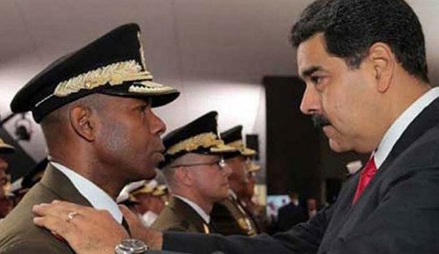 Figuera (izquierda), otrora jefe de seguridad del fallecido expresidente venezolano Hugo Chávez, mentor de Maduro (derecha), denunció graves hechos de corrupción. Tomada de Twitter