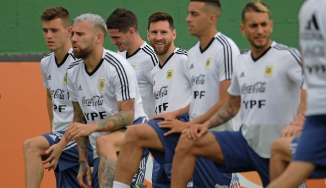 Argentina liderada por Lionel Messi busca hoy conseguir su paso a la semifinal ante una osada Venezuela que en los últimos encuentros ante la albiceleste no le ha permitido ganar. AFP