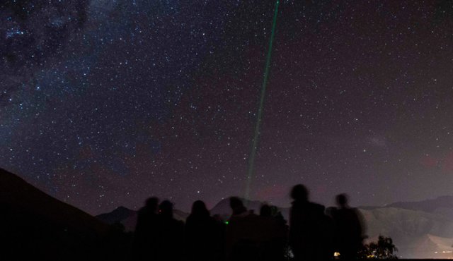 Visitantes observan el cielo nocturno durante un recorrido en el Centro de Astronomía Mamalluca en Vicuña, Chile. AFP