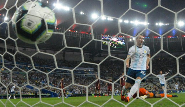 Messi y una mejor versión de la Albiceleste ganaron 2-0 a Venezuela el viernes en los cuartos de final en Rio de Janeiro. AFP